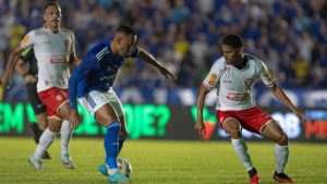 Cruzeiro e Tombense ficaram no empate por 0 a 0 na noite deste domingo, 10, pelo jogo de ida da semifinal do Campeonato Mineiro.