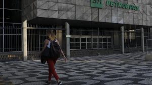 Analistas atribuíram a queda à decisão da Petrobrás de reter os dividendos extraordinários, avaliados R$ 43,9 bilhões.