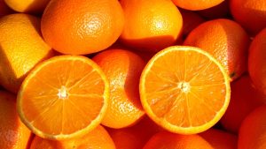 Fatores como condições climáticas desfavoráveis e a presença do greening, estão influenciando diretamente na produção de laranja.