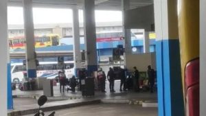 Um sequestrador armado invadiu um ônibus dentro da rodoviária Novo Rio, na região central da capital fluminense, e fez ao menos 17 reféns.