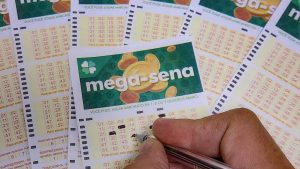 As seis dezenas do concurso 2.716 da Mega-Sena serão sorteadas para o prêmio, a partir das 20h (horário de Brasília), no Espaço da Sorte