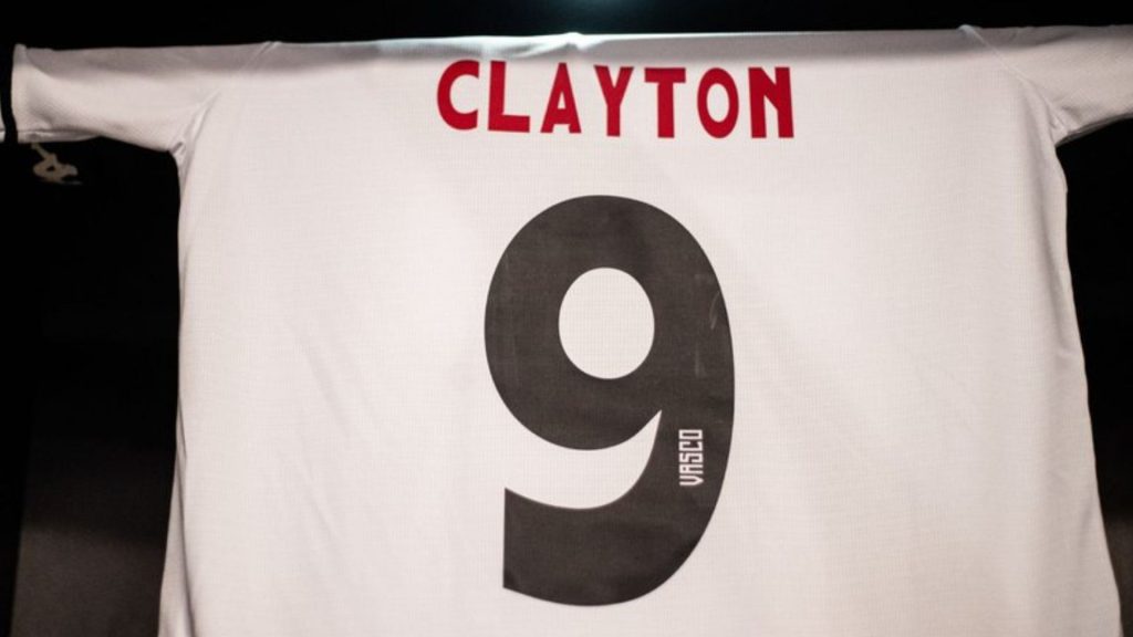 Aos 25 anos de idade, Clayton falou sobre sua condição física, já que foi anunciado na última sexta-feira, 8, e entrou em campo como titular