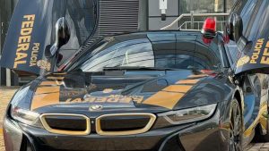 A Polícia Federal de Palmas está chamando a atenção nas ruas ao utilizar um carro de luxo da marca BMW como viatura