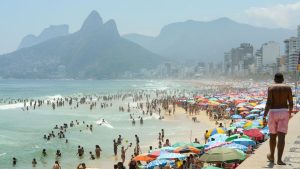 O calor continua castigando os moradores e visitantes do Rio de Janeiro. As praias estão lotadas e os banhistas têm permanecido até a noite.