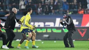 O Fenerbahçe bateu o Trabzonspor como visitante e, enquanto os jogadores comemoravam a vitória, alguns ultras invadiram o campo.