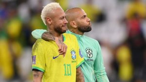 Daniel Alves, ex-jogador da Seleção Brasileira, vai contar com a ajuda do Neymar pai para pagar a quantia astronômica que foi solicitada