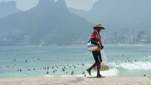 A prefeitura do Rio determinou a proibição da comercialização de alimentos e bebidas em recipientes de vidro na areia das praias cariocas.