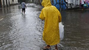 O governador do Rio de Janeiro, Cláudio Castro, fez uma alerta nesta sexta-feira (22) para a população das regiões Norte e Noroeste do estado para redobrar a atenção por causa das fortes chuvas.