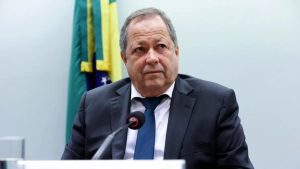 O relator responsável por analisar a detenção do deputado federal Chiquinho Brazão (RJ) defendeu manter a prisão do parlamentar.
