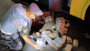 Policiais militares do Tático Ostensivo Rodoviário (TOR) prenderam em flagrante um homem de 32 anos que transportava quase 400 quilos de drogas em um ônibus com fundo falso.