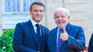 Lula e o presidente da França, Emmanuel Macron, acompanharam o batismo e o lançamento ao mar do Submarino “Tonelero” (S42).