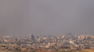 Forças israelenses prosseguiram com os bombardeios e combates no sul da Faixa de Gaza nesta quarta-feira (27).