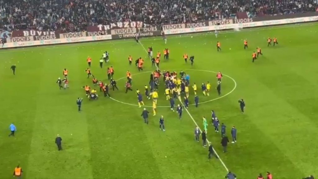 Briga generalizada em campo depois da vitória dos visitantes em clássico é marcada por mais um episódio de violência no futebol da Turquia.