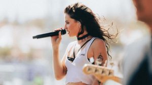 A cantora americana Fletcher é uma das atrações do festival Lollapalooza Brasil nesta sexta-feira (22), que acontece em São Paulo.