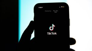 Legisladores dos EUA, Europa e Canadá intensificaram os esforços para restringir o acesso ao TikTok, o popular aplicativo de vídeos curtos que pertence à empresa chinesa ByteDance. Eles acreditam que há "ameaças à segurança" e "influência chinesa". A informação é do The New York Times.