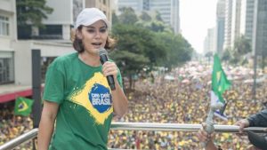 A ex-primeira-dama da República, Michelle Bolsonaro, receberá o título honorário de cidadã paulistana em uma cerimônia sediada no Theatro Municipal, no dia 25 de março. O pedido, feito pelo vereador Rinaldi Digilio (União Brasil), foi aprovado pela Câmara Municipal em novembro de 2023.