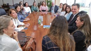 Em representação ao mês das mulheres, o ministro da Agricultura e Pecuária, Carlos Fávaro, se reuniu com integrantes da Academia de Liderança para Mulheres do Agronegócio (Alma) na manhã desta terça-feira (12) em Brasília.  