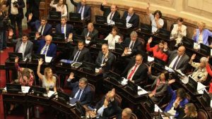Senado argentino rejeita megadecreto de Milei