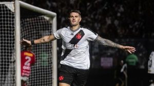 No Estádio São Januário, Vasco atropela Portuguesa, garante vaga na semifinal do Carioca e deixa Botafogo de fora da competição.