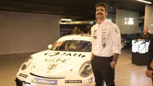 Caio Castro comunicou o seu retorno à Porsche Cup em coletiva de imprensa; categoria honrará Ayrton Senna na temporada.