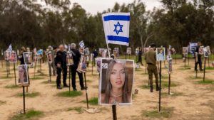 A Organização das Nações Unidas (ONU) afirmou, nesta segunda-feira (4), haver "informações claras e convincentes" de que os integrantes do grupo terrorista Hamas cometeram, entre outros crimes, estupros e tortura sexual a mulheres israelenses durante os ataques ao país, em 7 de outubro de 2023.