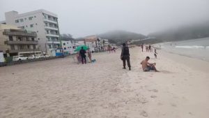 Um homem morreu depois de ser atingido por um raio em Arraial do Cabo, na Região dos Lagos, no estado do Rio de Janeiro.