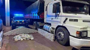 Motorista abandona caminhão com meia tonelada de cocaína
