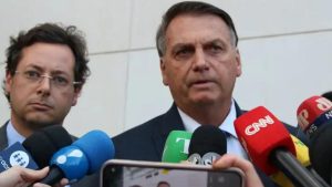 Advogado de Bolsonaro quer encontrar Moraes para explicar estadia em embaixada