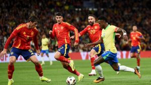 Com dois pênaltis polêmicos, Espanha empata com Brasil em duelo no Bernabéu