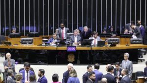 PT e PL disputam a presidência das principais comissões na Câmara; Lira tenta acordo