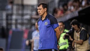 Carille detona elenco do Santos após derrota: “Decisões...”