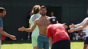 Em Indian Wells, Djokovic faz gol e imita Cristiano Ronaldo; veja
