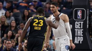 NBA: Warriors amassam Grizzlies em jogo marcado por confusão