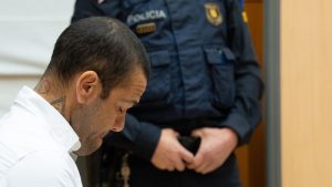 O Ministério Público de Barcelona decidiu recorrer à decisão do tribunal de condenar Daniel Alves a quatro anos e meio de prisão.