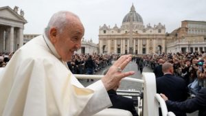 Papa Francisco celebra missa do Domingo de Páscoa após cancelar ida à Via Sacra