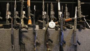 Projeto aprovado na CCJ da Câmara nesta quarta-feira (23) fragiliza controle de armas no Brasil, dizem especialistas.