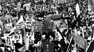 População lotou ruas em defesa de eleições diretas e fim da ditadura; O Comício da Candelária aconteceu no dia 10 de abril de 1984.