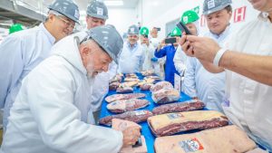 O presidente e o ministro da Agricultura e Pecuária visitaram uma das 38 plantas frigoríficas de carne recém-habilitadas para exportação.