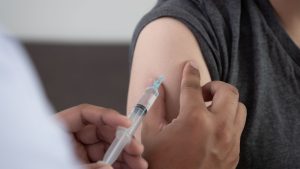 Crianças e adolescentes entre 9 e 14 anos que receberam apenas uma dose da vacina passam a ser classificados como plenamente vacinados