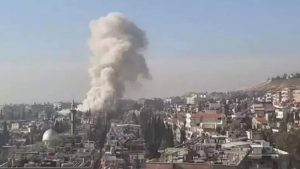 Israel lançou novos ataques aéreos no leste do Líbano neste domingo (7), atingindo locais de infraestrutura do Hezbollah.