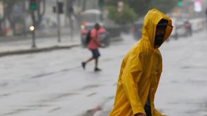 Um ciclone extratropical está se formando na Argentina. A expectativa é de que ele ganhe força nesta segunda-feira (15).