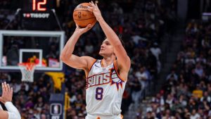 De acordo com informações do jornalista Adrian Wojnarowski, da ESPN, o ala-armador Grayson Allen estendeu seu contrato com o Phoenix Suns