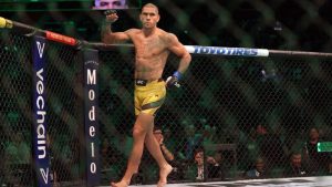Durante a entrevista pós-luta, o brasileiro surpreendeu ao solicitar uma oportunidade para competir como peso-pesado no UFC 301