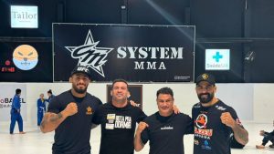 Enquanto aguarda a definição sobre a luta contra Vitor Belfort, Acelino Popó fez uma visita ao centro de treinamento da CMSystem.