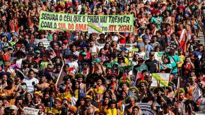 Milhares de indígenas e apoiadores participaram, na manhã desta terça-feira (23), de uma caminhada pela área central de Brasília.