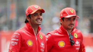 Um confronto acirrado entre Charles Leclerc e Carlos Sainz, pilotos da Ferrari, marcou a corrida de sprint do Grande Prêmio da China.