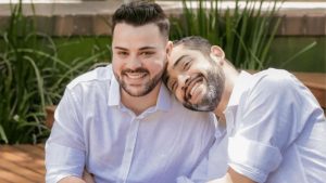 Um casal gay denunciou um ateliê do interior de São Paulo que se recusou a fazer “convites homossexuais” de casamento.
