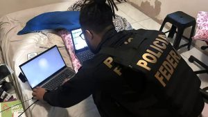 A Polícia Federal (PF) cumpre uma operação para reprimir a distribuição de imagens de abuso sexual de crianças e adolescentes na internet.