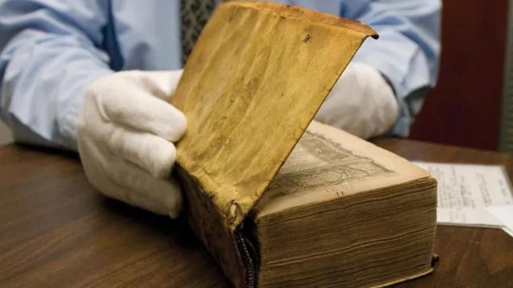 Livro encadernado com pele humana é exibido na feira literária de Nova York