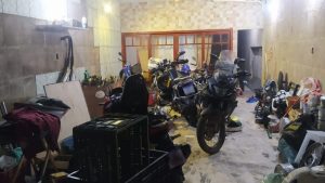 A Polícia Militar fechou dois desmanches de motocicletas clandestinos que funcionavam no Grajaú e no Jardim Almeida Prado, na zona sul de São Paulo, no sábado (30).